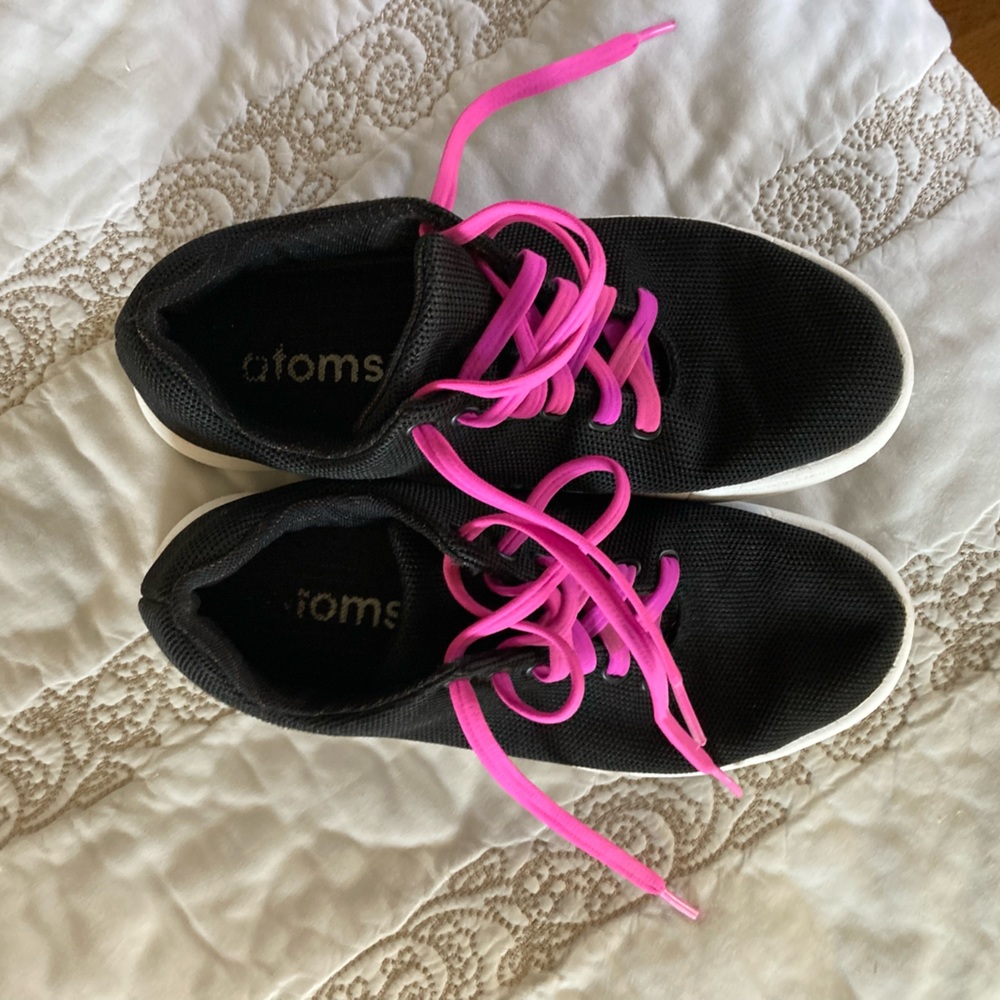 GUC black and white atoms shoes size 7.25